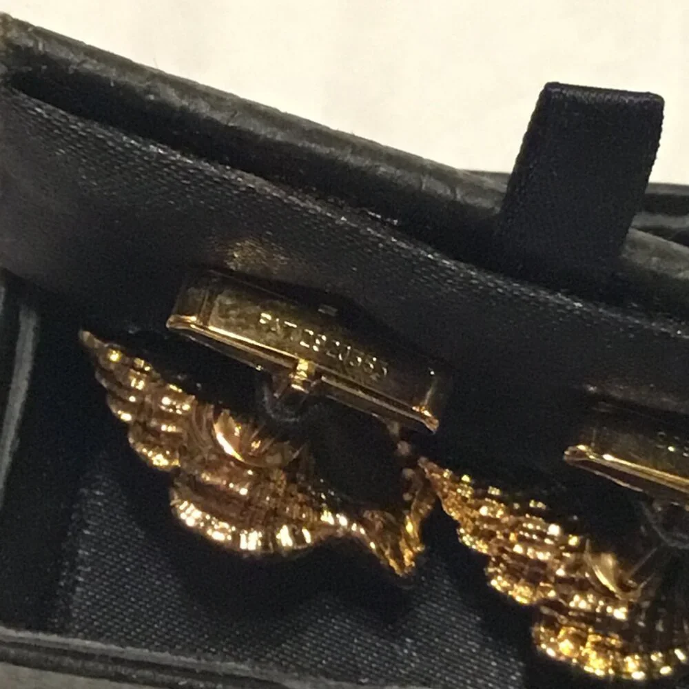 Vintage and exquisite pair of gold tone seashell shaped cufflinks w/ box